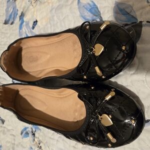 Amazon Essentials Black and Gold Ballet Flats